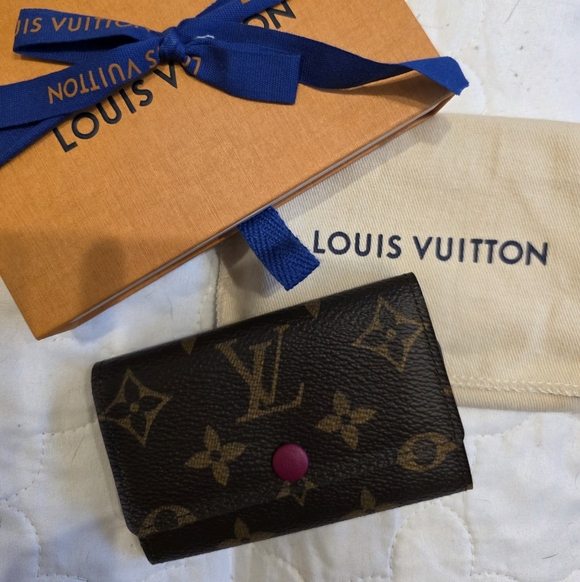 Louis Vuitton 6 Key Holder Fuchsia Interior & Snap